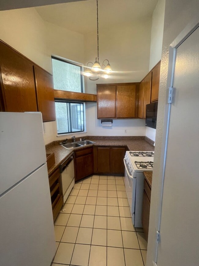Building Photo - Phillips Ranch 2 Bedroom Condo