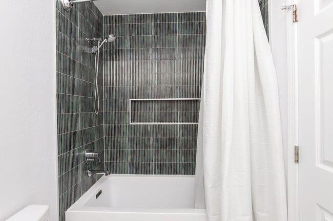 Building Photo - 3 Bed / 2.5 Bath home near Mariners Island...