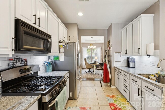 Building Photo - 6037 Queens Walk Ct