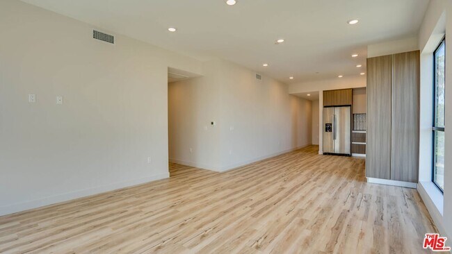 Building Photo - 1540 S Hayworth Ave