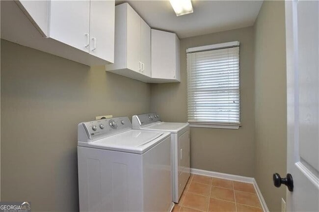 Building Photo - 905 Lancaster Way NW