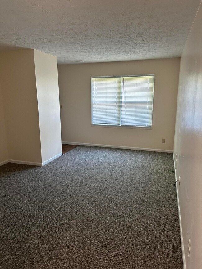 Building Photo - 165 Landings Dr