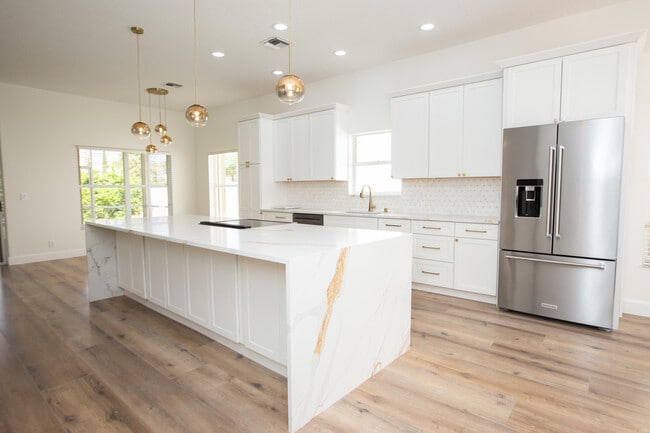 Building Photo - 10881 La Salinas Cir