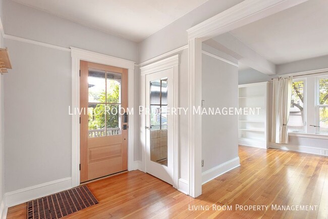 Building Photo - Spacious and Charming Craftsman in Histori...