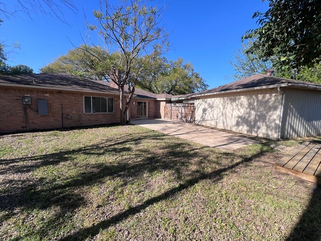 Building Photo - 4 Bedroom 2 Bathroom in Northwest Houston ...