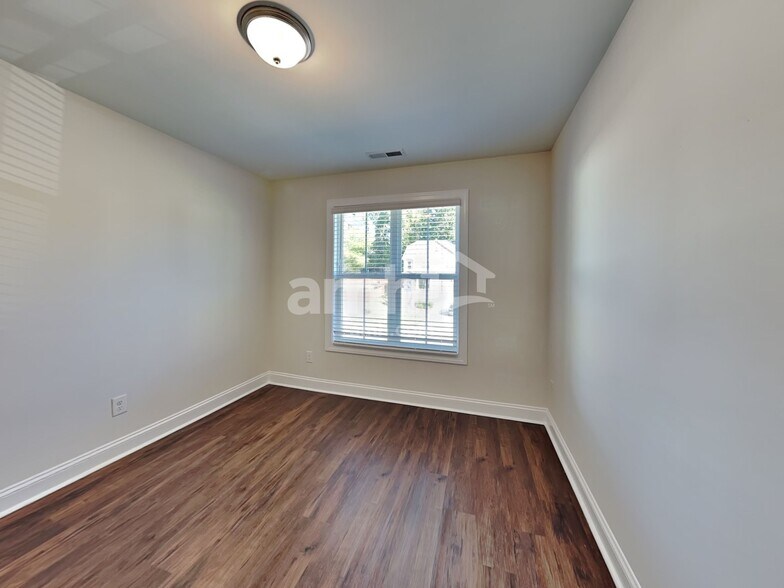 Building Photo - 102 White Ash Ln