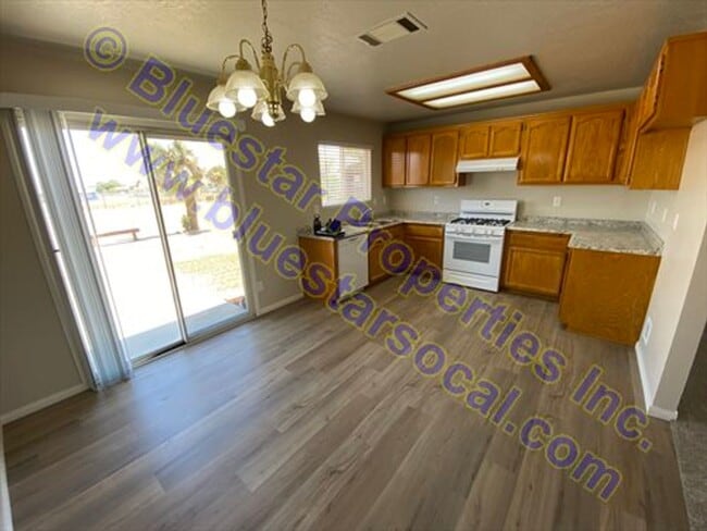 Building Photo - Just listed in Hesperia!!!