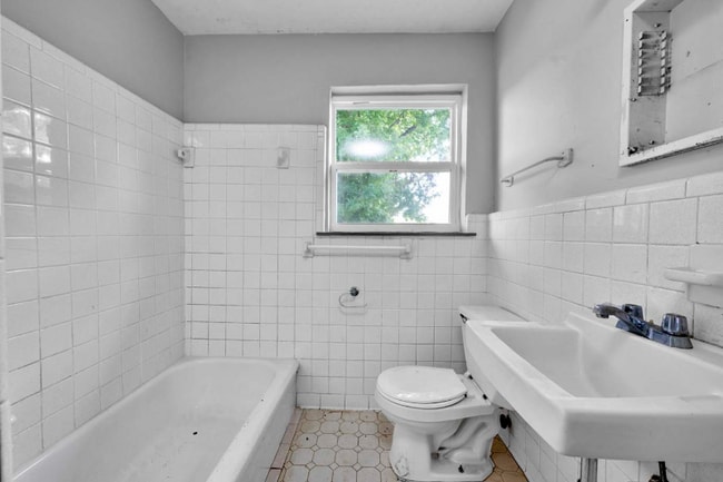 Building Photo - 834 4th Terrace W