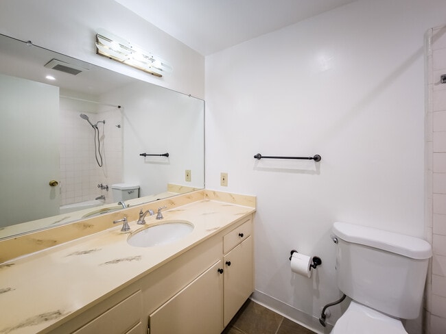 Building Photo - 215 N Kenwood St