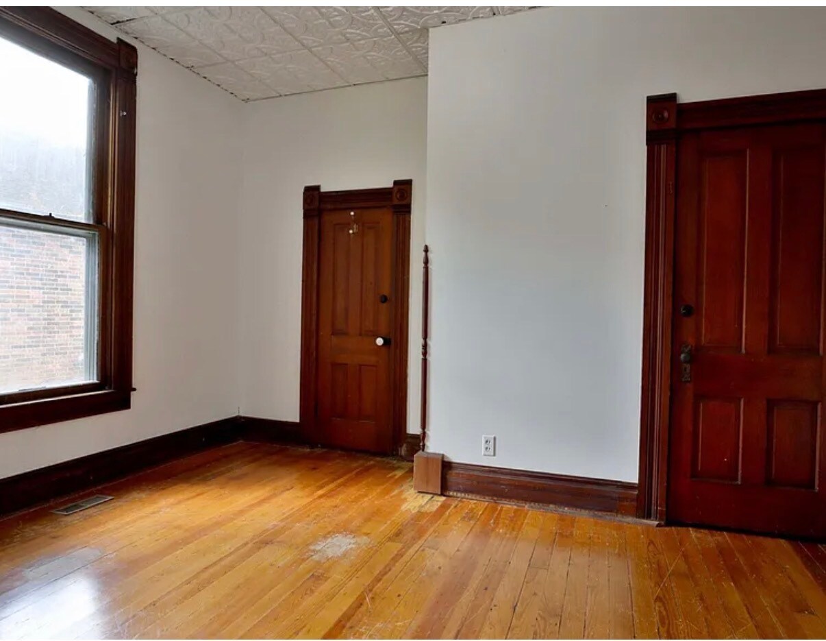 Building Photo - 317 E Glenwood St