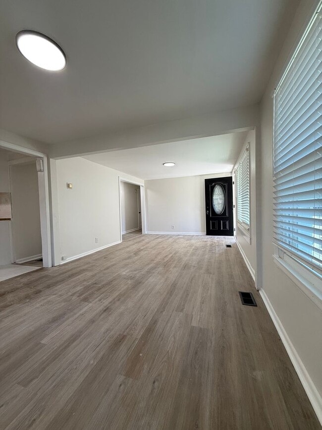 Building Photo - Remodeled 3BD/ 2Bath