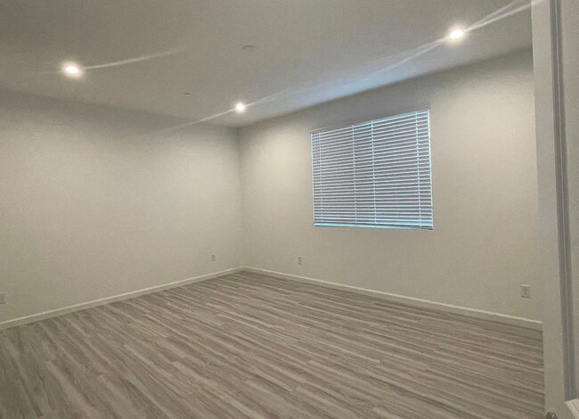 Building Photo - 3 Bed 2 Ba 2 Car