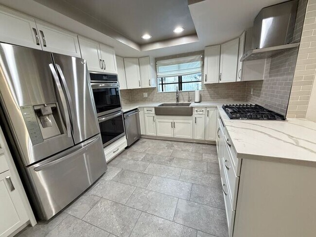 Building Photo - Carry Over Showing: This property has been shown before and will be rented to the first most qual...