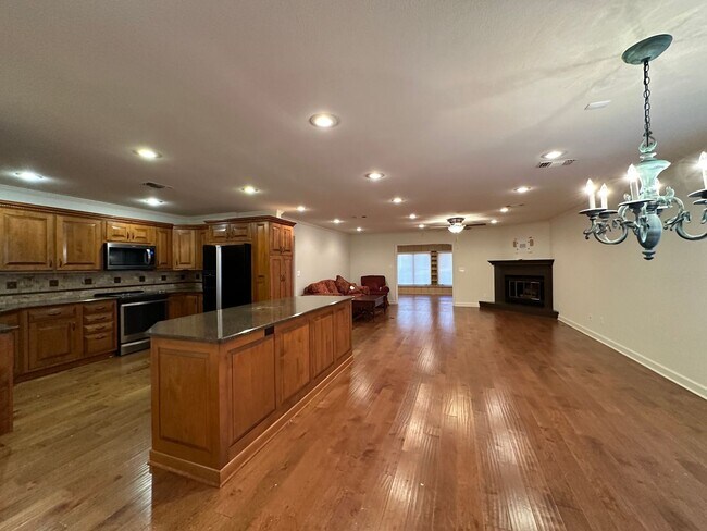 Building Photo - Fully Updated Executive Rental - FREE MONT...