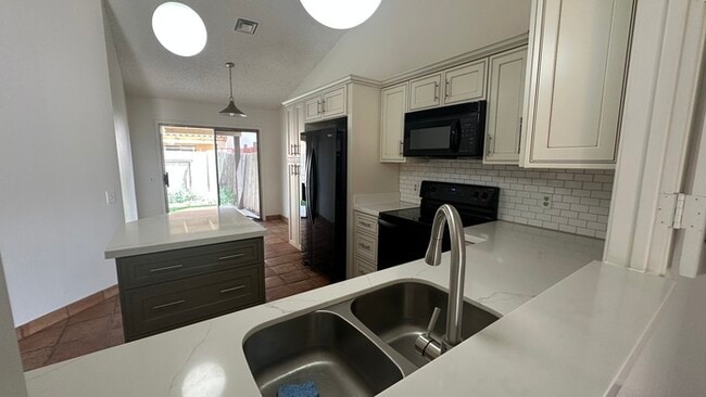 Building Photo - North Phoenix 2 bedroom Duplex