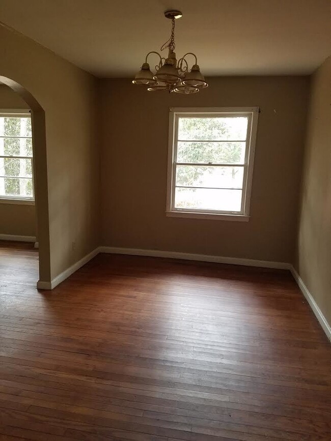 Building Photo - City Living!!