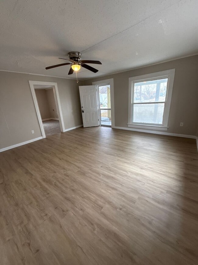 Building Photo - 2 bedroom/1 bath house