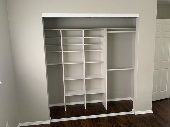 Building Photo - 3 bed/2 bath - Ready to Move In