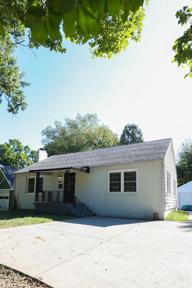 Building Photo - Beautifully Updated 4 bed house w/ fully fenced in yard **