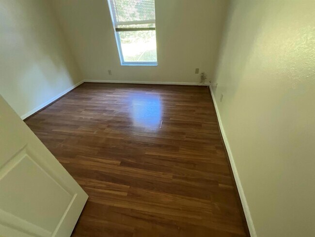 Building Photo - 1931 SW Fears Ave