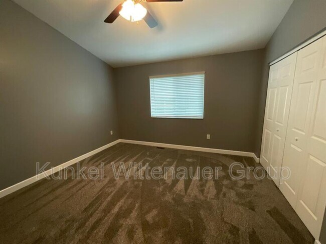 Building Photo - 704 Fountain View Dr