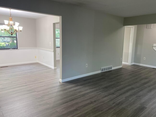 Building Photo - 669 W Main St