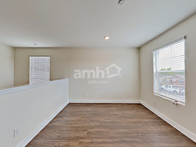 Building Photo - 5914 W Columbine Dr