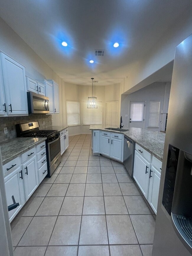 Building Photo - Gorgeous 4 bedroom/3 bathroom home located...