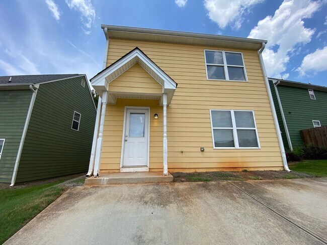 Building Photo - ROOMMATE MATCHING ONLY - PRE-LEASING FOR AUGUST 1 2026! 1/2 Off Deposit!
