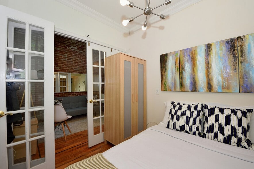 Building Photo - 449 W 47th St