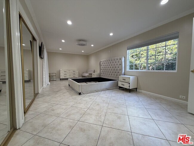 Building Photo - 10609 Reseda Blvd