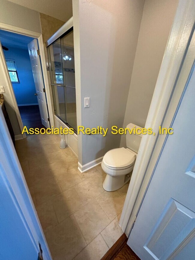 Building Photo - Beautiful Large Home with Screened Pool in Buckingham West!