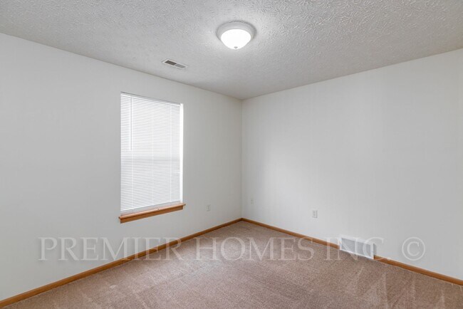 Building Photo - 92-92 Meadow Wood Dr
