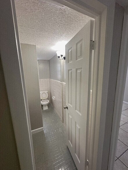 Building Photo - 2862 W 1st St