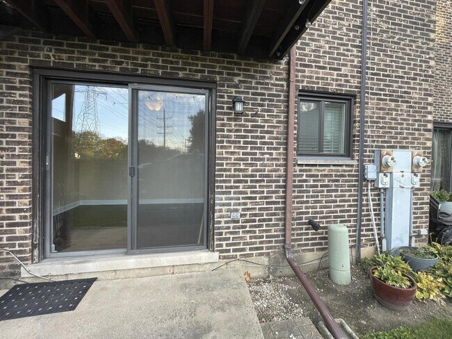 Building Photo - 240 E Rimini Ct