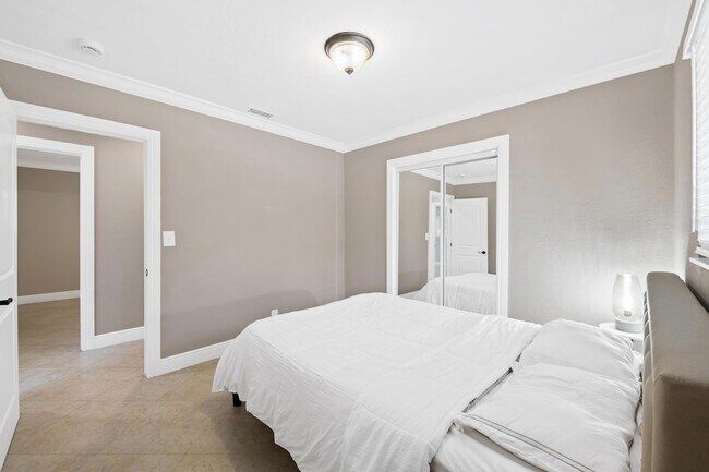 Building Photo - 1120 Renmar Dr