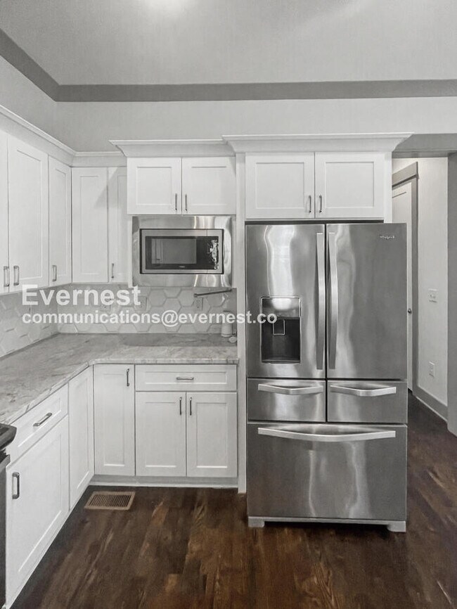 Building Photo - 3 Bed/2.5 Bath with Fenced Yard / Pet-Friendly / Available Now!