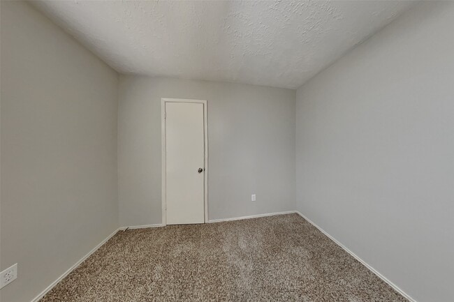 Building Photo - 2908 Piccadilly Circus