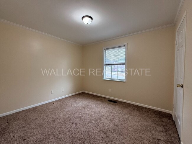 Building Photo - 4 BEDROOM, 3.5 BATHROOM HOME IN BEXHILL!