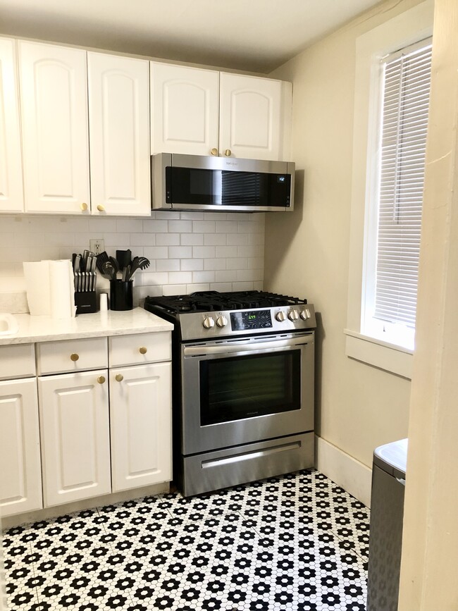 Building Photo - Fully Furnished Studio Apartment on Jones ...