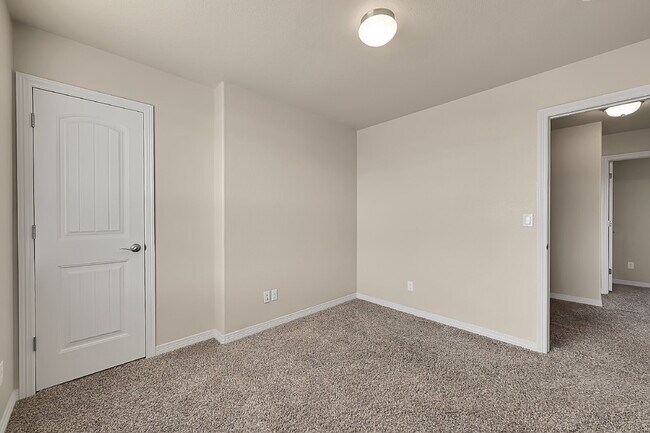 Building Photo - $2,145.00, 4-bed, 2.5-bath located in Colo...