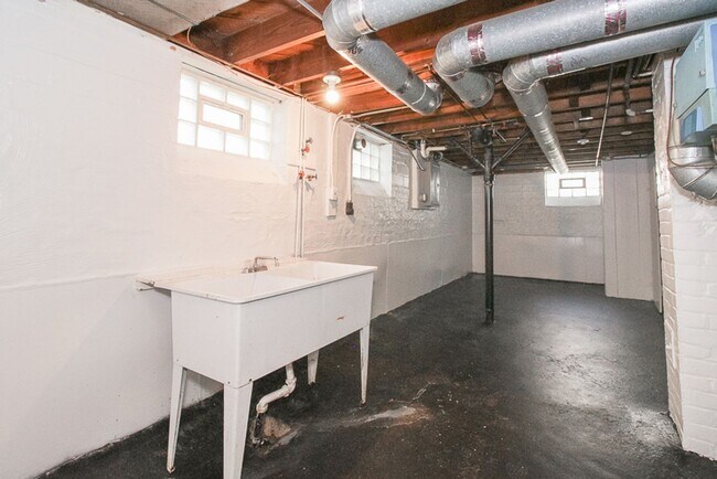 Building Photo - Fully Updated Home For Rent in Euclid