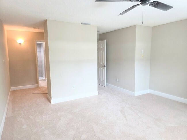 Building Photo - Beautiful 2-bedroom, 2-bath waterfront villa