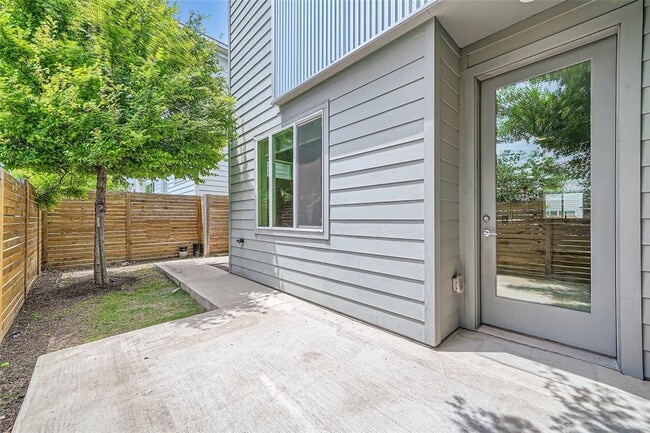 Building Photo - 801 N Bluff Dr