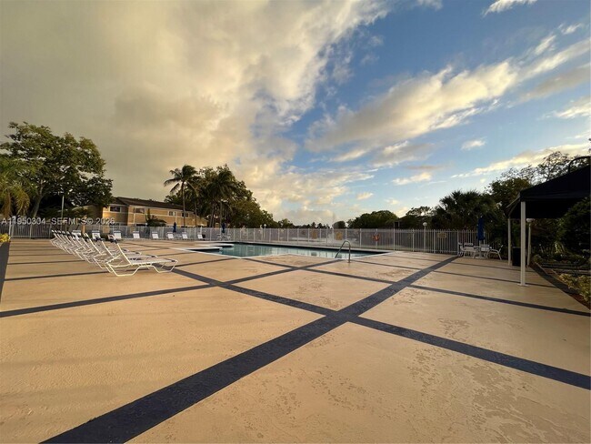 Building Photo - 350 Palm Cir W