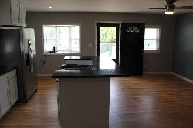 Building Photo - Cute 2 BR Bungalow in Garfield Park!