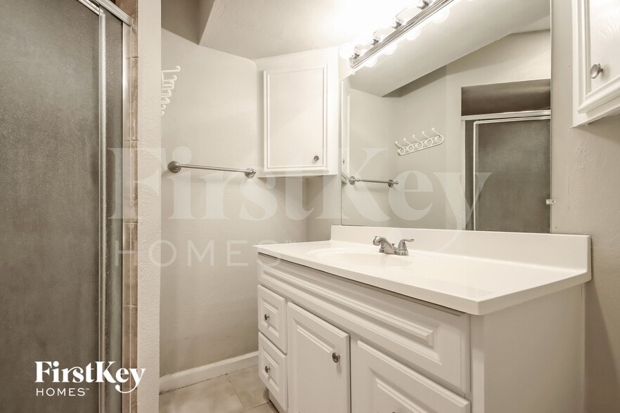 Building Photo - 5603 Sheraton Oaks Dr
