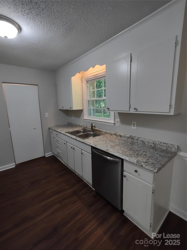 Building Photo - 710 Sharon Dr