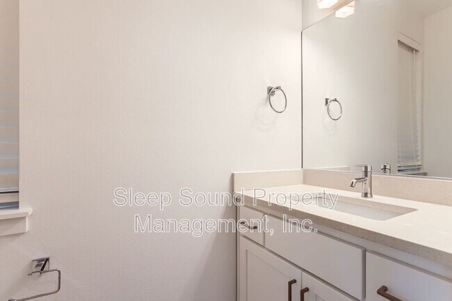 Building Photo - 1030 N Ainsworth St