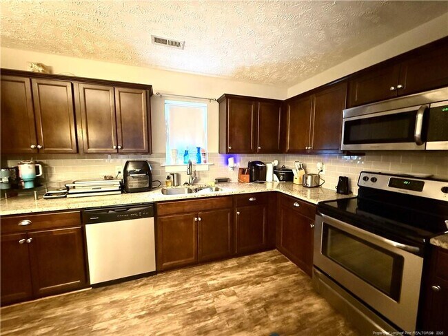 Building Photo - 6004 Oak Spring St